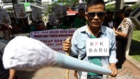 Demonstran menggelar aksi di depan gedung KPK, Jumat (8/1/2016).