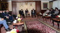 Ketua DPD RI,  Irman Gusman didampingi Wakil Ketua DPD RI Farouk Muhammad menerima kunjungan Menteri Perindustrian dan Perdagangan Rusia, Denis Manturov diruangan Delegasi Pimpinan DPD RI, Komplek Parlemen Senayan, Jakarta, Jumat (8/1/2016).