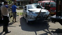 Mobil yang menabrak seorang pejalan kaki dan seorang pengendara sepeda ontel itu bernomor polisi B 114 NNY.