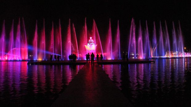 Tata lampu yang megah menghiasi air mancur ini (Tri Ispranoto/detikTravel)