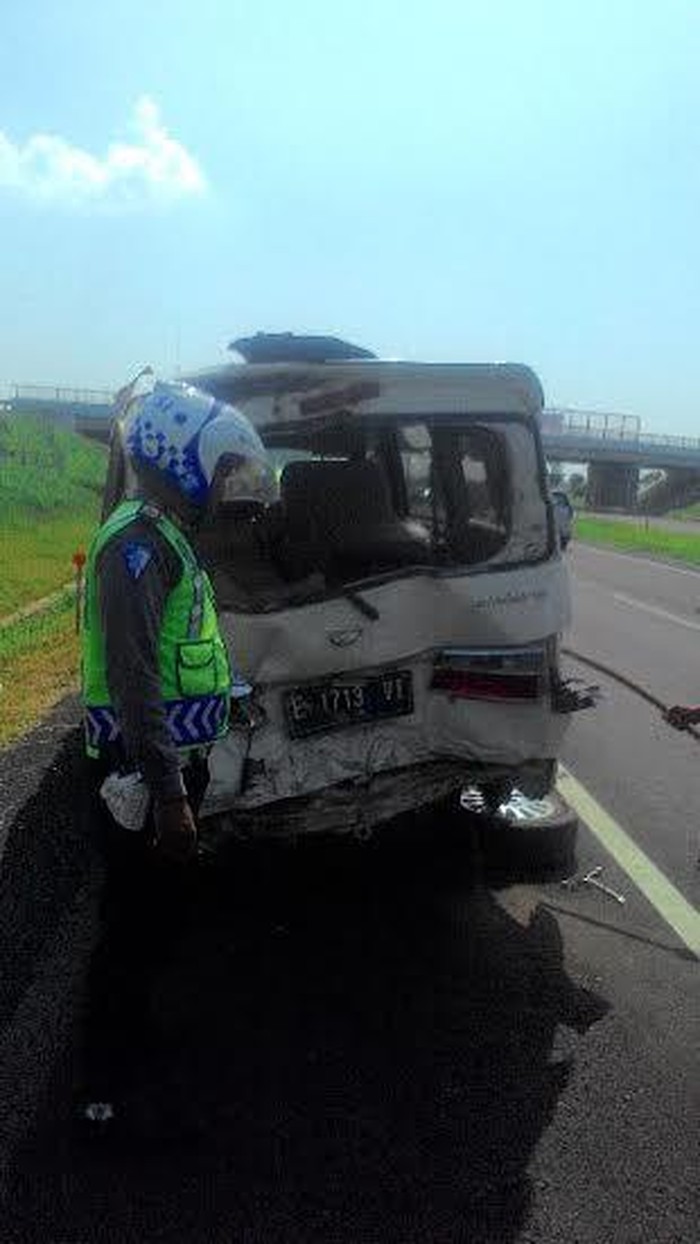 Luxio Pecah Ban, Satu Orang Tewas di Tol Cipali