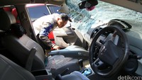 Serpihan kaca berserakan di dalam mobil.