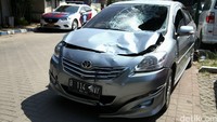 Kap mobil juga penyok.