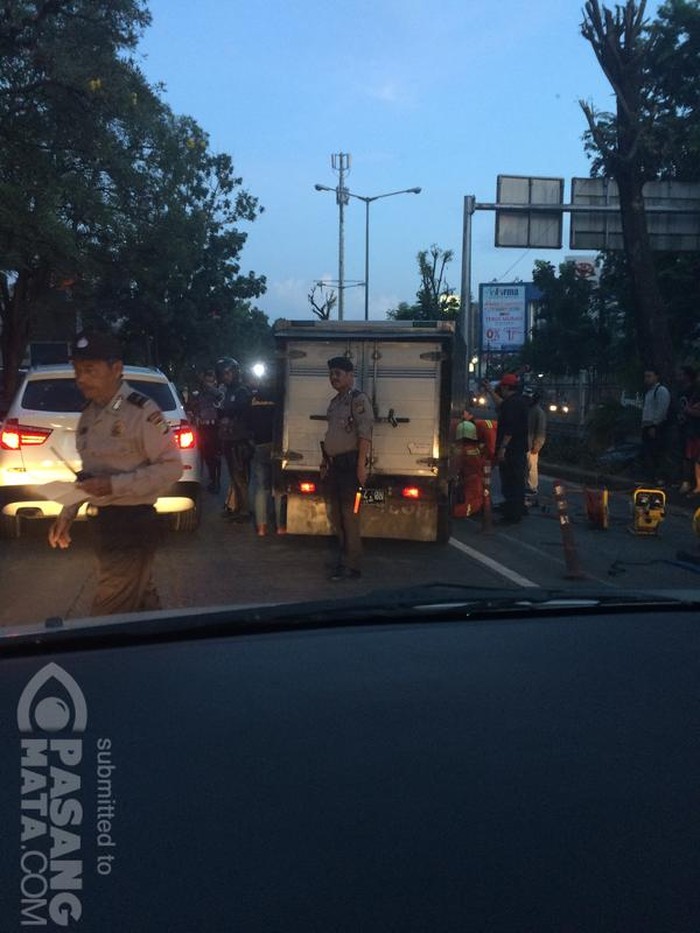 Mobil Boks Tabrak Pembatas Busway di Pondok Indah, Satu Orang Terjepit