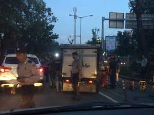 Mobil Boks Tabrak Pembatas Busway di Pondok Indah, Satu Orang Terjepit