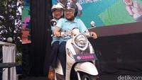 Presiden Direktur dan CEO baru PT Yamaha Indonesia Motor Manufacturing (YIMM) Minoru Morimoto dibonceng oleh Dyonisius Beti Chief Operating Officer (COO) PT YIMM sekaligus Executive Officer Yamaha Motor Company (YMC) Japan. Foto: Niken Purnamasari