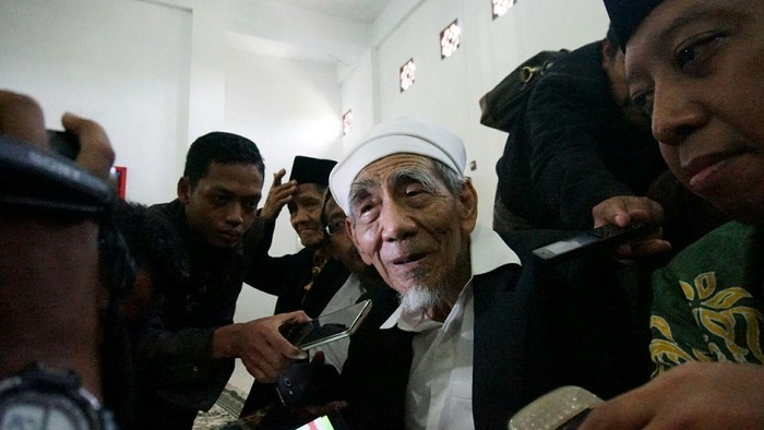 Mbah Moen wafat di usia 90 tahun saat menunaikan ibadah haji. (Foto: Enggran Eko B/detikcom) Mbah Moen wafat di usia 90 tahun saat menunaikan ibadah haji. (Foto: Enggran Eko B/detikcom)