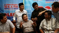 Direktur Eksekutif Poltracking Hanta Yuda, Ketua DPP PDIP Hendrawan Supratikno, Moderator Pangeran Ahmad Nurdin, Dewan Syuro DPP PKB Maman Imanul Haq, Ketua Bappilu PAN Viva Yoga, dan Tim QA Reformasi Birokrasi Nasional Indra J Piliang menjadi pembicara dalam diskusi bertema Buruk Kinerja, Kabinet Terbelah.