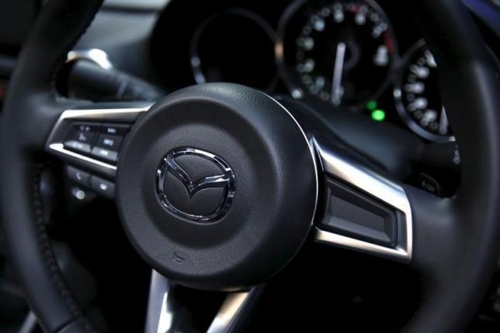 Logo Mazda terlihat di setir mobil Roadster MX-5 di Tokyo.