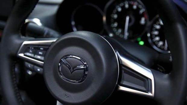 Logo Mazda terlihat di setir mobil Roadster MX-5 di Tokyo.