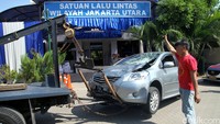 Mobil yang menabrak seorang pejalan kaki dan seorang pengendara sepeda ontel di Jalan Bulevar Artha Gading itu diamankan di kantor Satuan Lalu Lintas Polres Jakarta Utara.