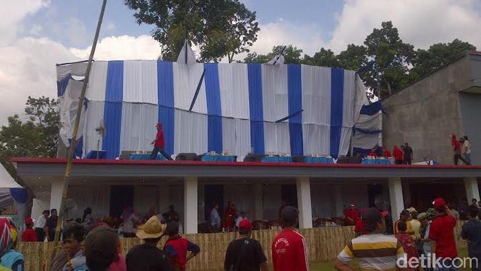 Tenda Kapolda Jatim Nonton Karapan Sapi di Jember Roboh