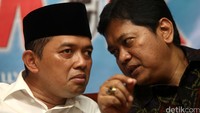 Anggota Dewan Syuro DPP PKB Maman Imanulhaq (kiri) berbincang dengan Ketua Bappilu PAN Viva Yoga (kanan).