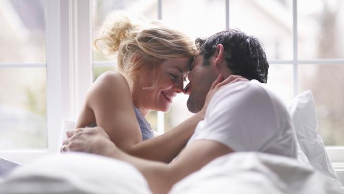 ciuman romantic couple embracing at sunset