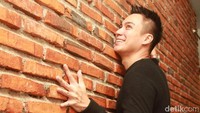 Pose Baim Wong menempel di dinding. Pool/Gus Mun/detikFoto.