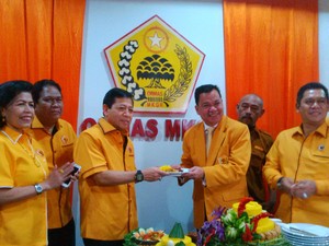 Beri Tumpeng Novanto, Ketua MKGR: Kami Dukung Jokowi Jika Pro Rakyat Kecil