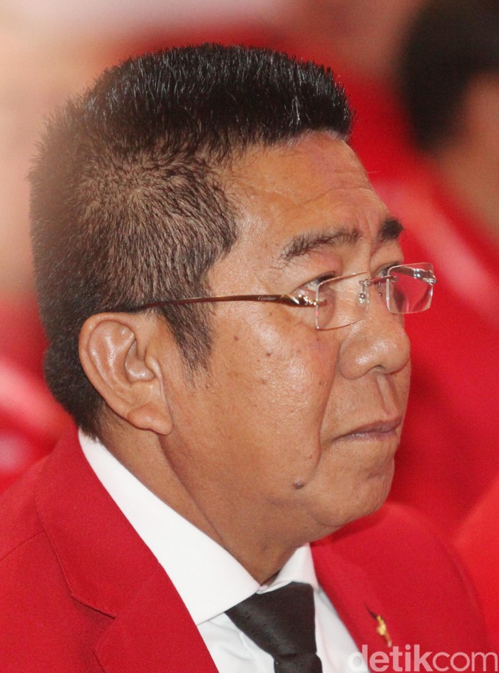 Henry Yosodiningrat Anggota DPR Fraksi PDIP, pengacara K.R.H. HENRY Yosodiningrat dikenal sebagai pengacara dan pendiri lembaga antinarkoba Granat (Gerakan Nasional Antipenyalahgunaan Narkotika dan Obat-Obatan Berbahaya). Ia lahir di Krui, Lampung Barat, 1 April 1955.