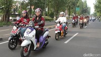 Awak media dan 50 orang komunitas Yamaha Fino (Fino Owners Indonesia/FOI dan Sakumpulan Motor Pino Orang Sunda/Sampurasun) yang sebagian besar adalah wanita, bersama-sama naik New Fino 125 Blue Core dalam city touring fashion bergaya.(Foto: Yamaha Indonesia)