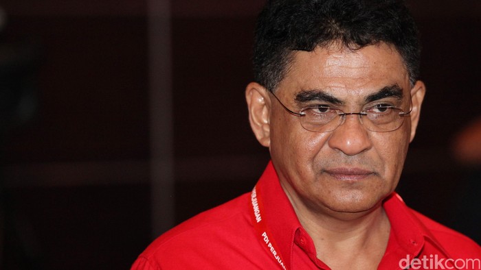 Ketua DPP PDIP, Anggota DPR Fraksi PDIP Andreas Hugo Pareira. Dr. Andreas Hugo Pareira, MA, pria kelahiran Flores, NTT, 31 Mei 1964, lulusan Doktor Politik Internasional dari Universitas Giessen, Jerman (2000-2003), berprofesi sebagai dosen di FISIP Universitas Parahyangan dan politisi PDIP.