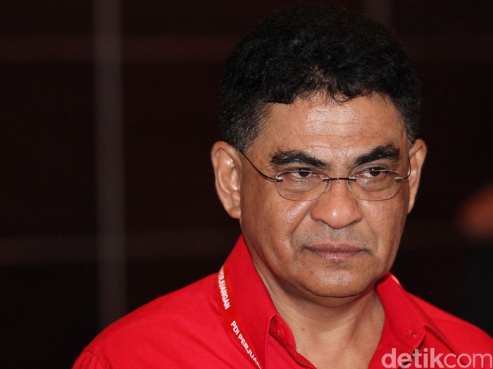 Ketua DPP PDIP, Anggota DPR Fraksi PDIP Andreas Hugo Pareira. Dr. Andreas Hugo Pareira, MA, pria kelahiran Flores, NTT, 31 Mei 1964, lulusan Doktor Politik Internasional dari Universitas Giessen, Jerman (2000-2003), berprofesi sebagai dosen di FISIP Universitas Parahyangan dan politisi PDIP.