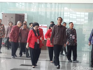 Berbatik, Jokowi Masuk ke Arena Rakernas PDIP Berdampingan dengan Mega