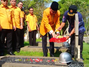 MKGR Rayakan Hari Jadi dengan Tabur Bunga di TMP Kalibata