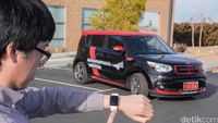 Menggunakan gelang khusus untuk memanggil kendaraan. Sebelum diluncurkan secara total pada 2030, Kia akan memproduksi kendaraan partially autonomous di tahun 2020. Foto: Kia Motors