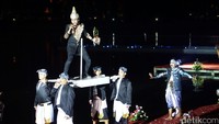 Masyarakat semakin terlena dengan nyanyian merdu Charlie Setia Band yang ditandu oleh empat orang laki-laki. 