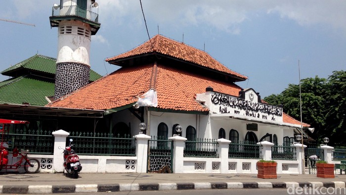 Masjid Al Mamur  Cikini. Diibangun pada 1840-1860, masjid ini berdiri di atas lahan seluas 2.150 meter milik pelukis besar Indonesia, Raden Saleh. Di muka masjid, terdapat ukiran bulan sabit dan bintang sebagai lambang Syarikat Islam (SI).