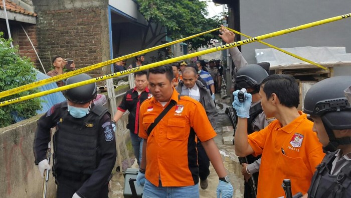 Geledah Rumah Teroris Kelompok Solo di Bandung, Polisi Amankan Tas dan Koper