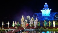 Meski molor hingga dua jam namun hal itu tak menyurutkan niat masyarakat untuk memadati area Situ Buleud yang memiliki luas keliling lebih dari 800 meter persegi.