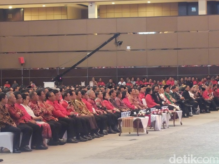 Saat Mega Diapit Jokowi dan Zulkifli Hasan di Rakernas PDIP