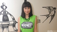 Bergaya kasual, Regina Rengganis tetap cantik. Pool/Ismail/detikFoto.