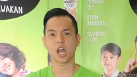 Ernest Prakasa tampak bahagia atas peraihan film perdananya sebagai sutradara. Pool/Ismail/detikFoto.
