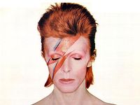 Biografi David Bowie Kupas Kehidupan Liar Sang Ziggy Stardust