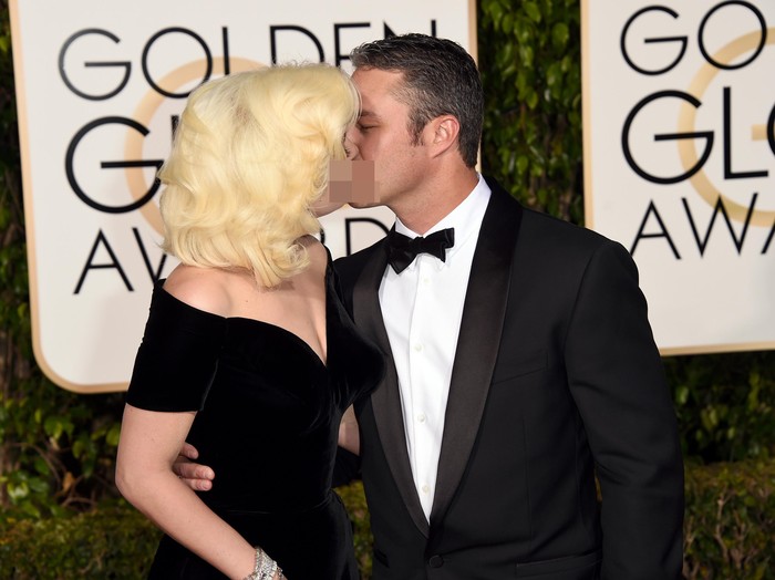 Lady Gaga Cium Mesra Sang Tunangan di Golden Globe 2016
