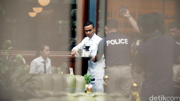 Penyidik menggelar prarekonstruksi di Cafe Olivier Grand Indonesia, Jakarta, Senin (11/01/2016) pagi untuk memastikan runutan kejadiannya. Saat itu, Herrimen (masih berpangkat AKBP) yang menjabat Kasubdit Jatanras Polda Metro Jaya memimpin prarekonstruksi.