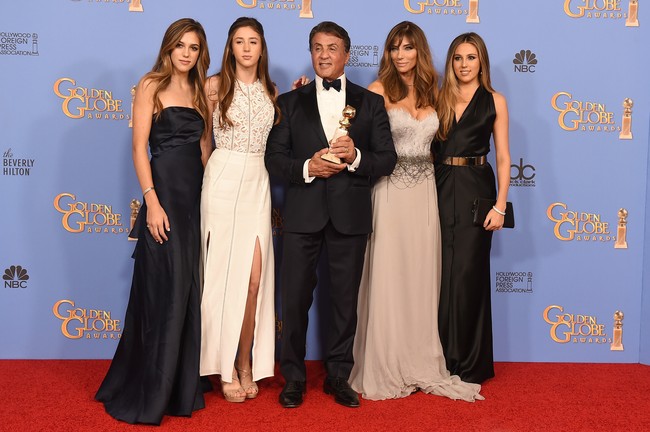 Tak banyak orang tahu, aktor laga Sylvester Stallone memiliki tiga anak perempuan yang sudah dewasa. Ketiga putri Stallone ini kerap eksis di karpet merah bersama sang ayah. Foto: Kevin Winter/Getty Images