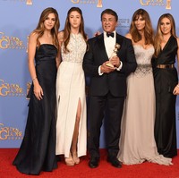 Tak banyak orang tahu, aktor laga Sylvester Stallone memiliki tiga anak perempuan yang sudah dewasa. Ketiga putri Stallone ini kerap eksis di karpet merah bersama sang ayah. Foto: Kevin Winter/Getty Images