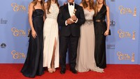 Selain putrinya, ia juga didampingi sang istri, Jennifer Flavin. Kevin Winter/Getty Images/detikFoto.