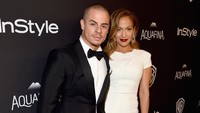 J.Lo serasi bersama Casper Smart. Jason Merritt/Getty Images for InStyle/detikFoto.