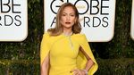 Stunning! Jennifer Lopez Elegan Bergaun Kuning di Golden Globe 2016