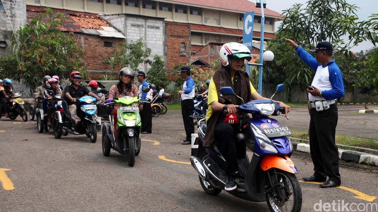Ujian praktik SIM (Foto: Agung Pambudhy) Ujian praktik SIM (Foto: Agung Pambudhy)