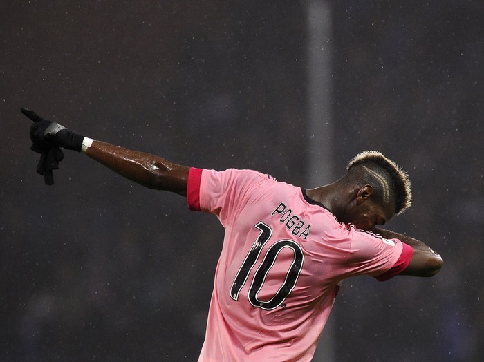 Football Soccer - Sampdoria v Juventus - Italian Serie A - Marassi stadium, Genoa, Italy 10/1/16  Juventus' Paul Pogba celebrates at the end of the match against Sampdoria.      REUTERS/Giorgio Perottino