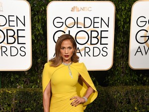Gaya Berbusana Sopan ala J-Lo di Golden Globes