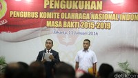 Ketua Umum KONI Pusat, Tono Suratman, mengukuhkan kepengurusan baru KONI Pusat periode 2015-2019, di Gedung Serba Guna Senayan, Jakarta, Senin (11/01/2016).