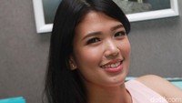 Senyuman wanita yang berprofesi sebagai presenter itu membuat hati para pria luluh. Pool/Gus Mun/detikFoto.