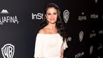 Cantiknya Selena Gomez Dibalut Dress Putih