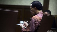 Suryadharma tampak serius menyimak dan sesekali mencatat di buku yang dibawanya.