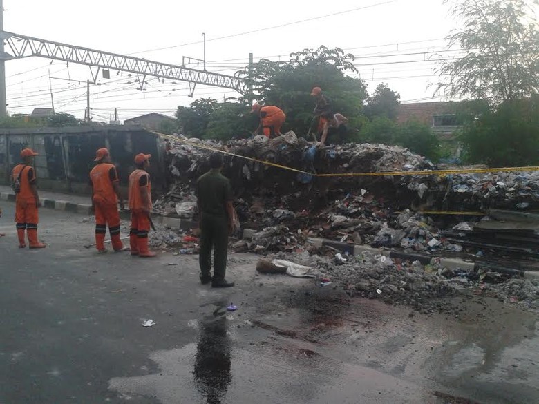 Korban Tewas dan Luka Akibat Tembok Roboh di Manggarai Dibawa ke RSCM Korban Tewas dan Luka Akibat Tembok Roboh di Manggarai Dibawa ke RSCM